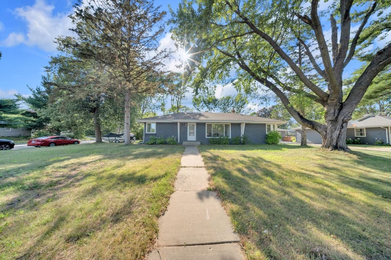 2765 Merrill St, Roseville, MN 55113