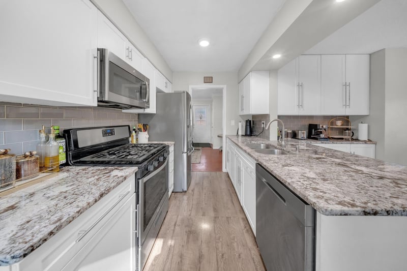 2765 Merrill St, Roseville, MN 55113