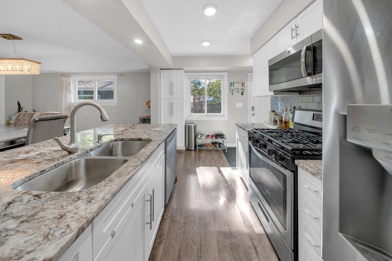 2765 Merrill St, Roseville, MN 55113