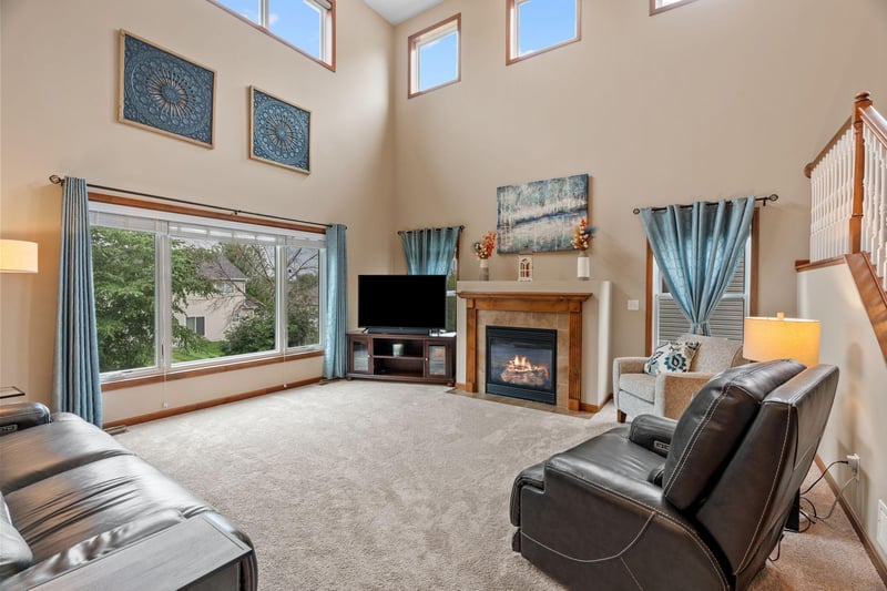 950 Drew Dr, Woodbury, MN 55129