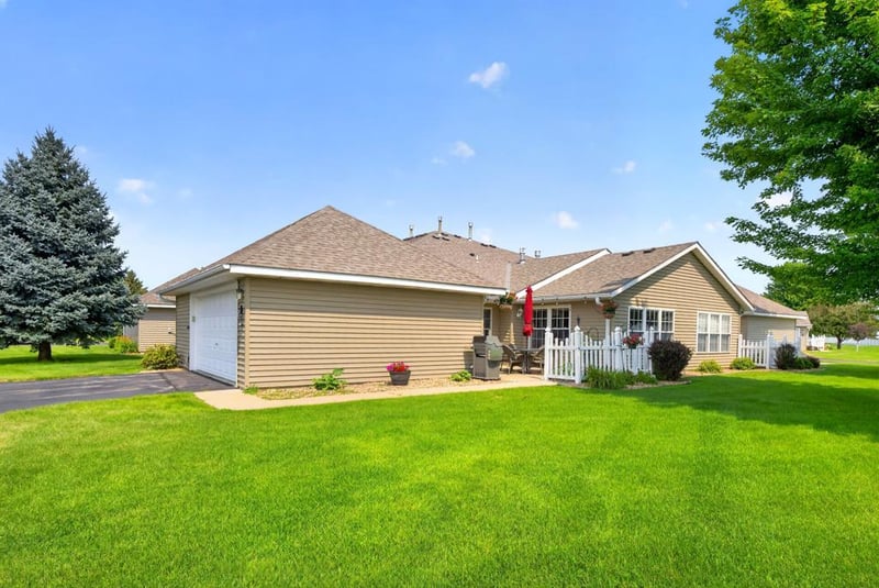 1906 Oak Tree Ln #B, Austin, MN 55912