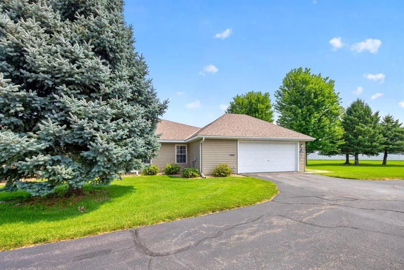 1906 Oak Tree Ln #B, Austin, MN 55912