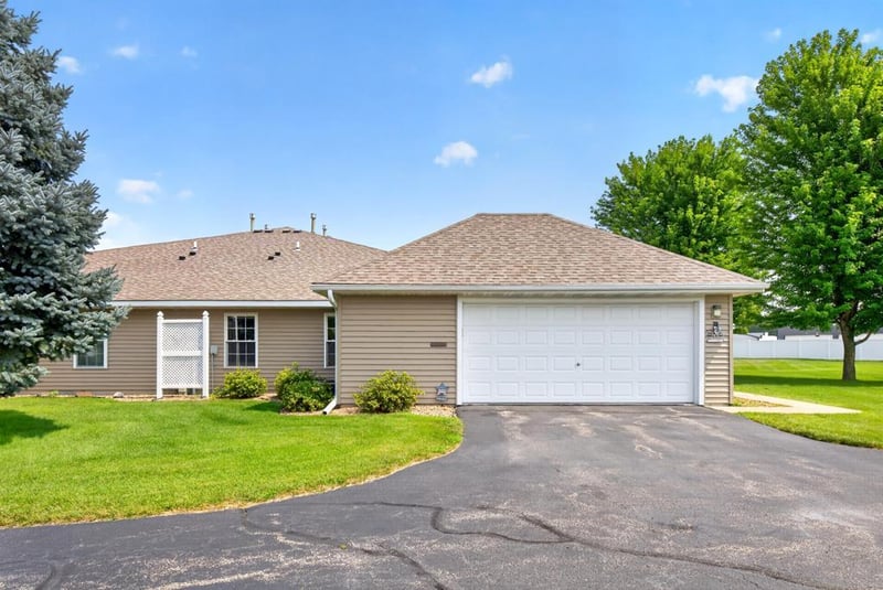 1906 Oak Tree Ln #B, Austin, MN 55912