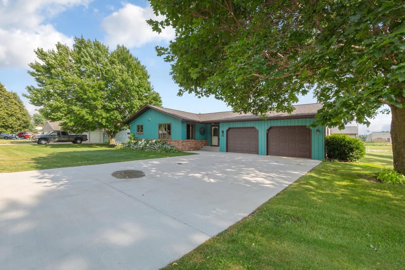 400 Beverly St, Wanamingo, MN 55983