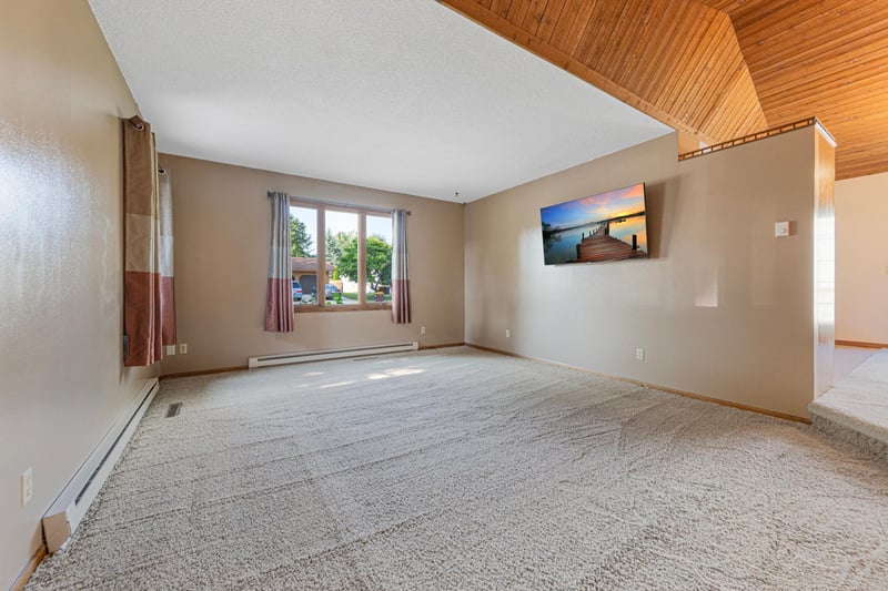 400 Beverly St, Wanamingo, MN 55983