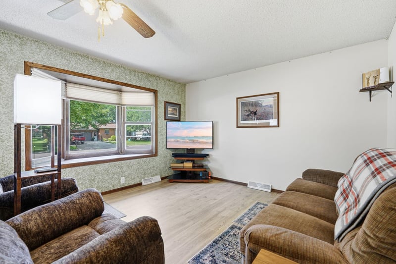 1412 Elm Ave N, Glencoe, MN 55336