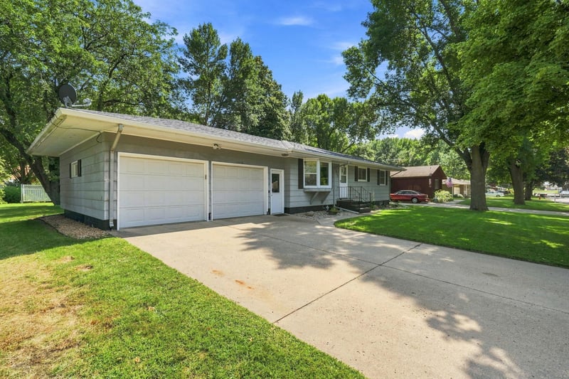 1412 Elm Ave N, Glencoe, MN 55336