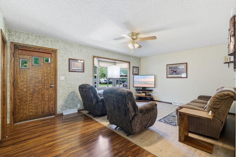 1412 Elm Ave N, Glencoe, MN 55336