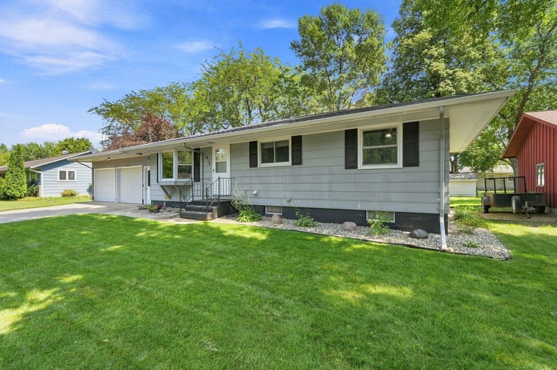 1412 Elm Ave N, Glencoe, MN 55336