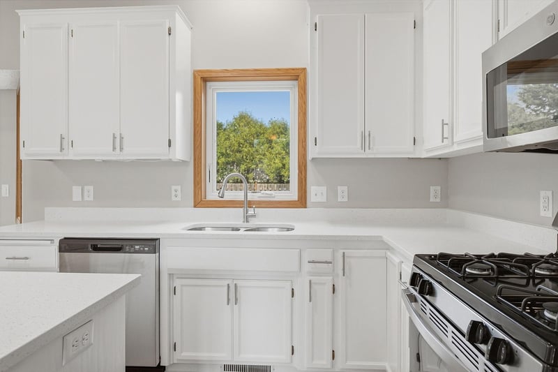 3304 W Park Dr, Burnsville, MN 55306