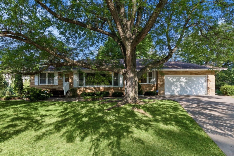 1937 Westwood Cir, Roseville, MN 55113