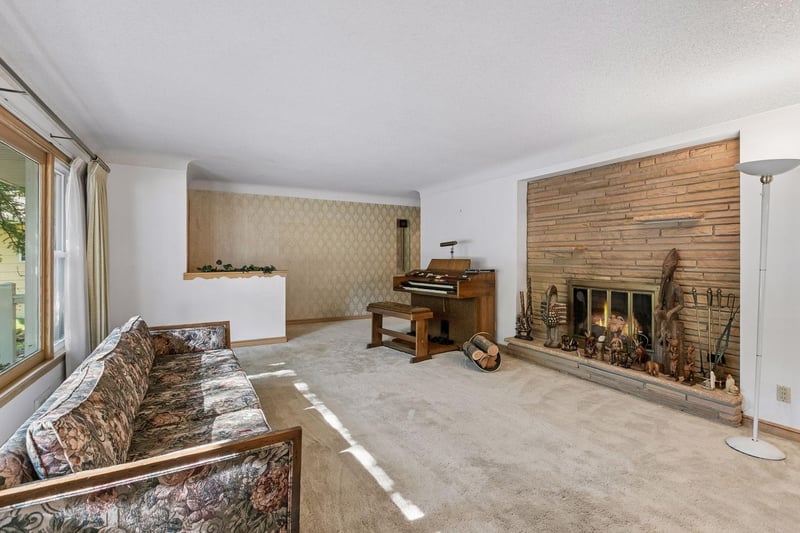 1937 Westwood Cir, Roseville, MN 55113