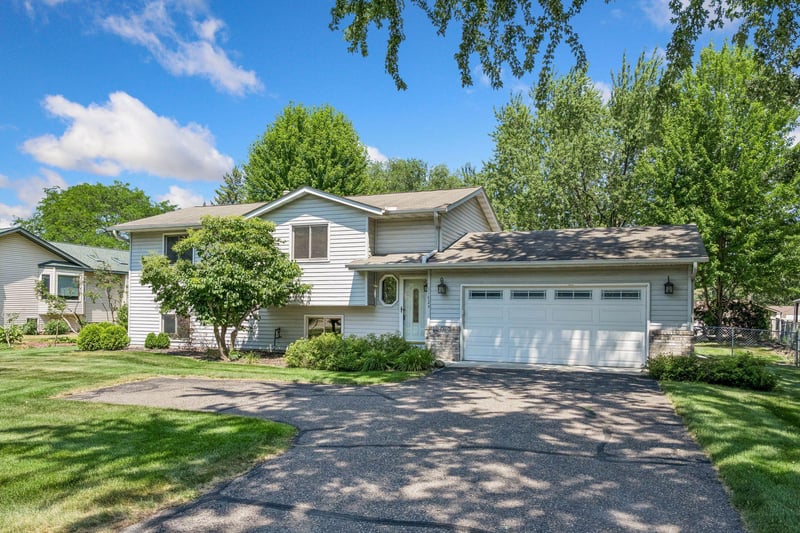 11824 W River Rd, Champlin, MN 55316