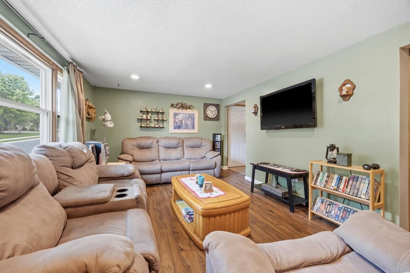 613 Frank St NW, Silver Lake, MN 55381