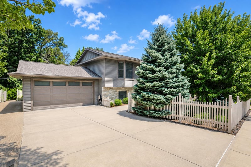 715 36th St SW, Rochester, MN 55902