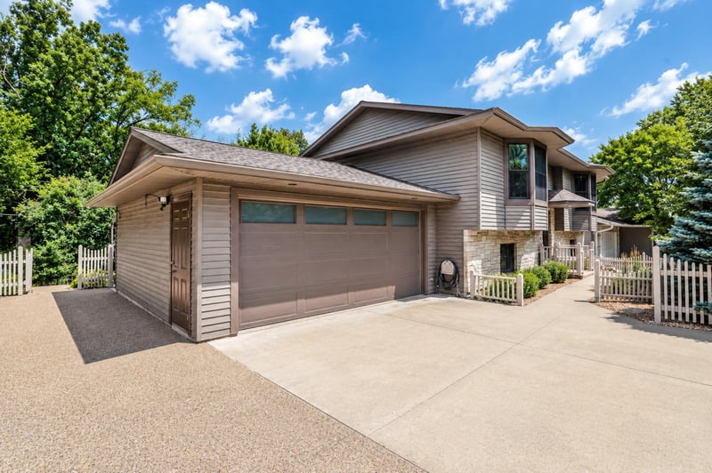 715 36th St SW, Rochester, MN 55902