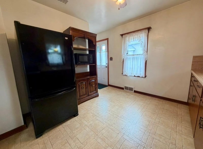 401 S 7th St, Olivia, MN 56277