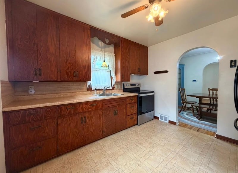 401 S 7th St, Olivia, MN 56277