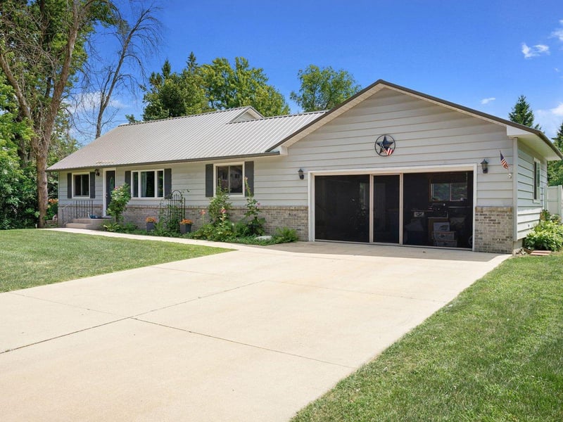 1429 Rice Lake St, Owatonna, MN 55060