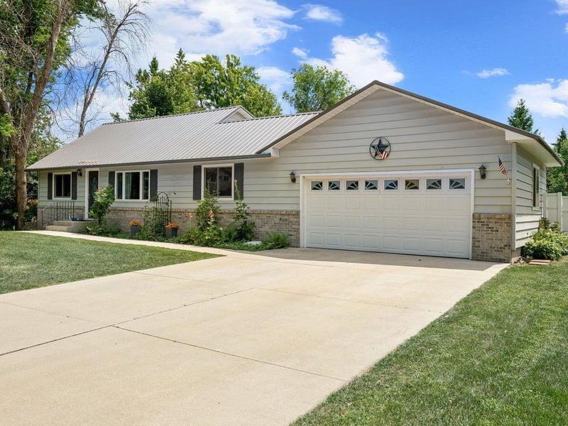 1429 Rice Lake St, Owatonna, MN 55060