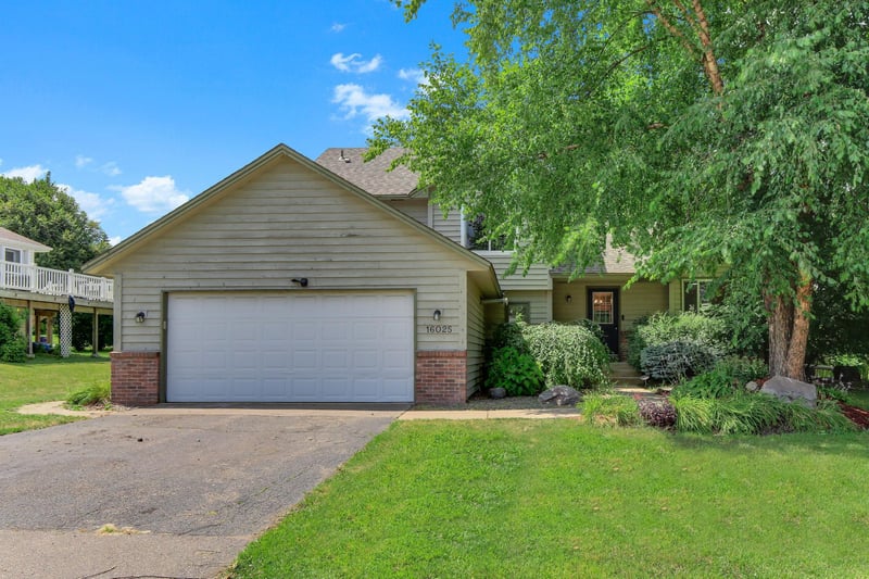 16025 Grove Trl, Lakeville, MN 55044