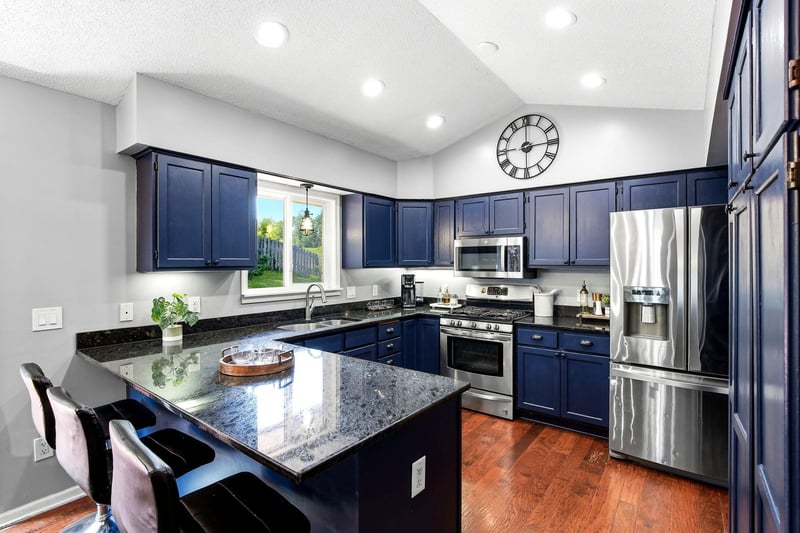 16025 Grove Trl, Lakeville, MN 55044