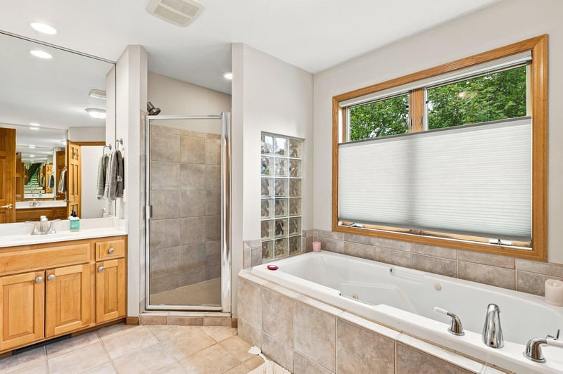 1601 Hidden Pond Ln, Victoria, MN 55386
