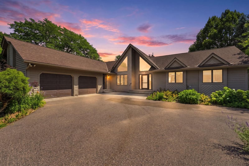 386 Bear Ave S, Vadnais Heights, MN 55127