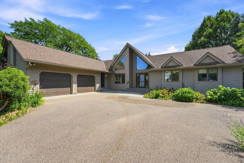 386 Bear Ave S, Vadnais Heights, MN 55127