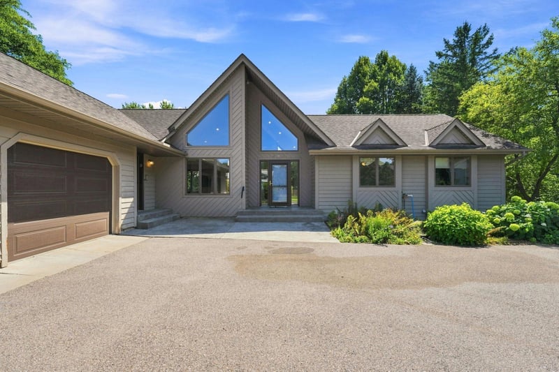 386 Bear Ave S, Vadnais Heights, MN 55127