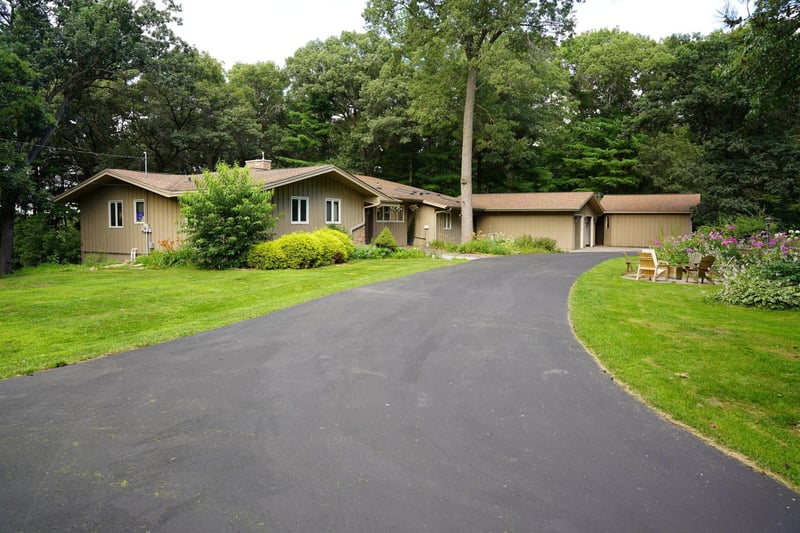 990 Blackoak Rd, Eau Claire, WI 54701