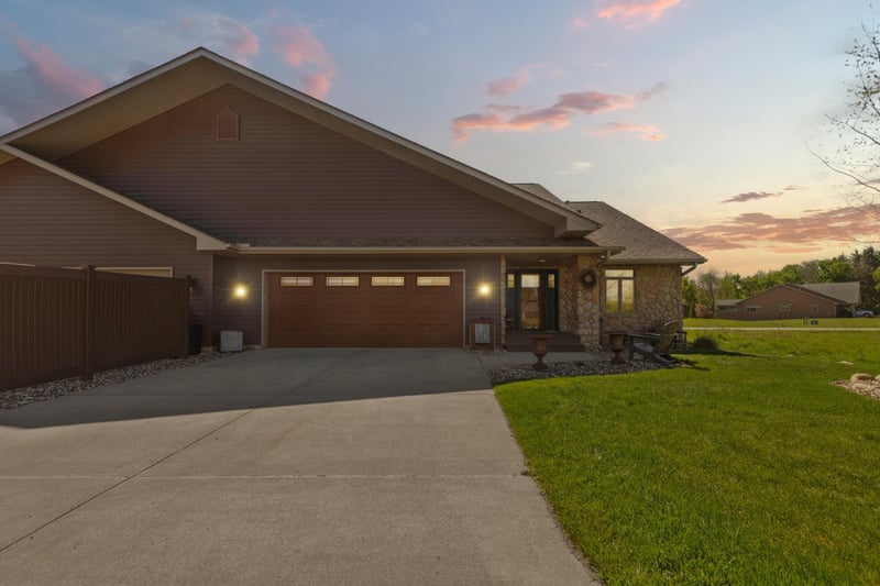 20345 Geneva Trl, Faribault, MN 55021