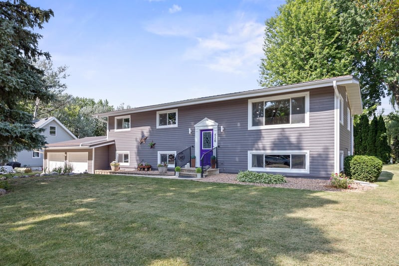 536 4th St N, Winsted, MN 55395