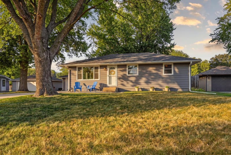 1257 Guthrie Ave N, Oakdale, MN 55128
