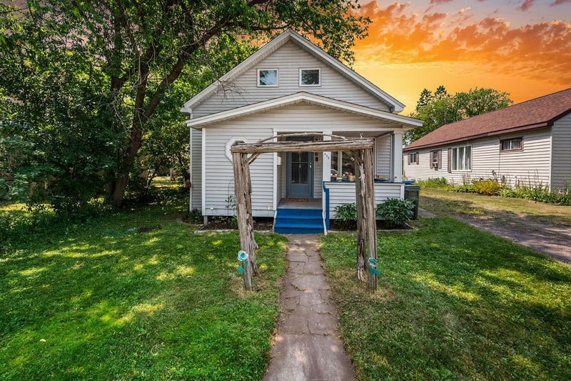 415 8th St, Cloquet, MN 55720