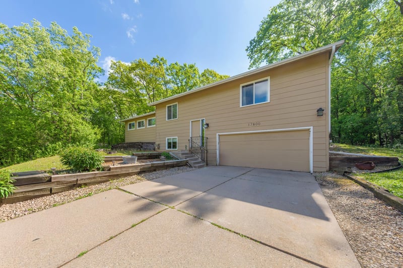 17800 Jamaica Cir, Lakeville, MN 55044