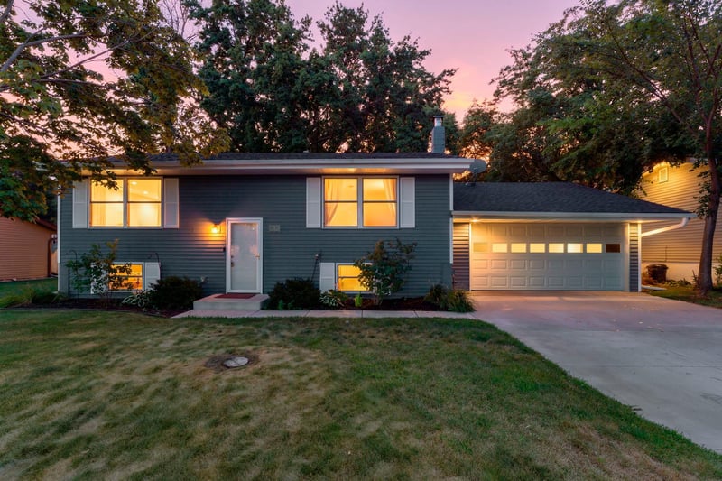 515 School St NW, Elk River, MN 55330