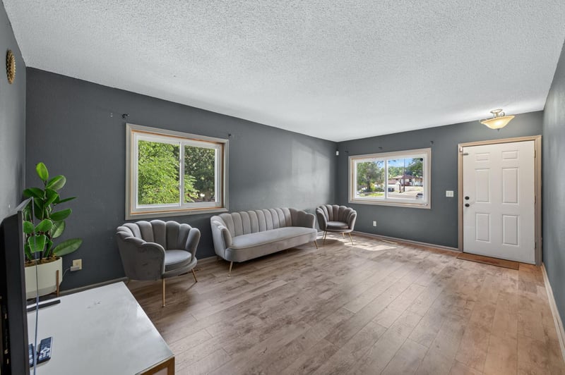 995 Rose Ave E, Saint Paul, MN 55106