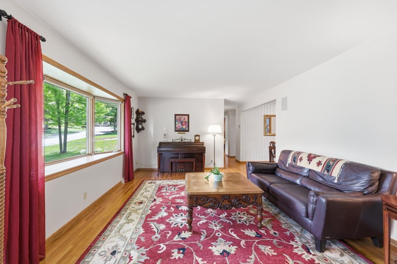 5356 Holiday Rd, Minnetonka, MN 55345