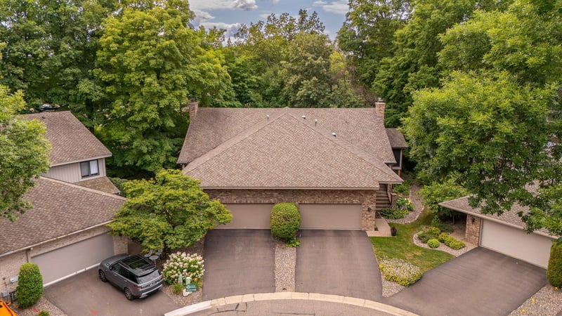 1106 Hollybrook Rd, Wayzata, MN 55391