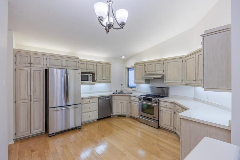 1106 Hollybrook Rd, Wayzata, MN 55391