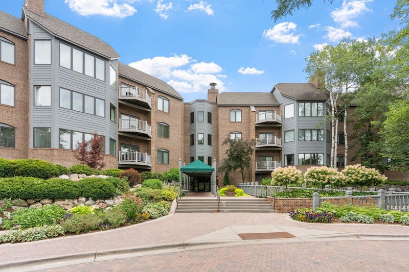 12700 Sherwood Pl #112, Minnetonka, MN 55305