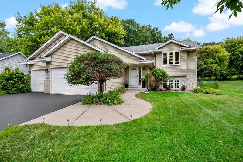 842 Sterling St S, Maplewood, MN 55119