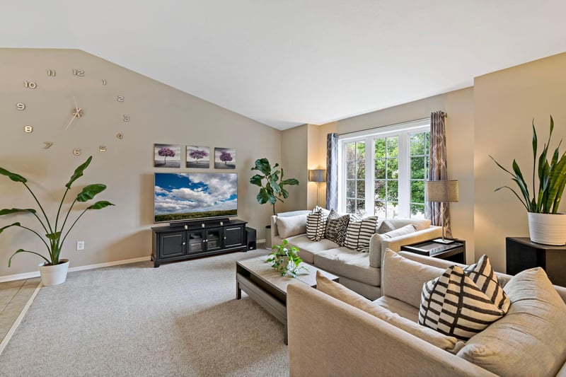 842 Sterling St S, Maplewood, MN 55119