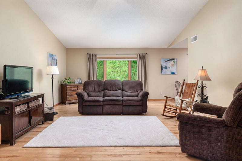 240 Red Apple Dr, La Crescent, MN 55947
