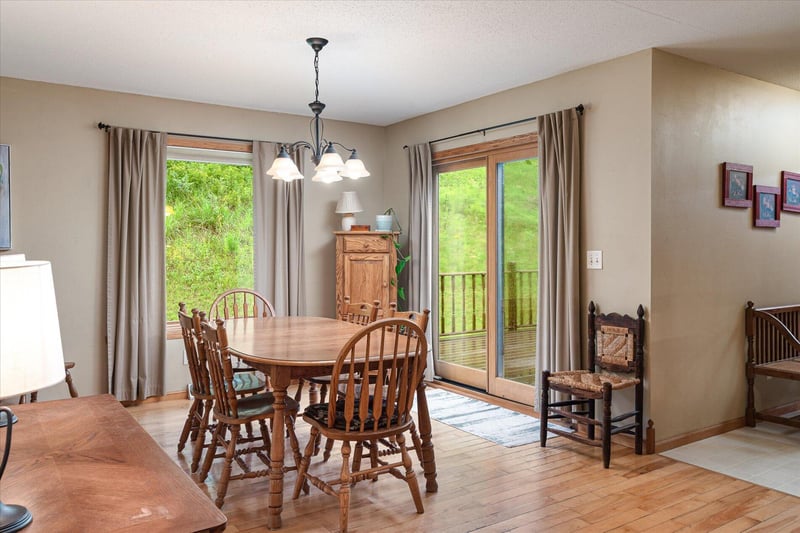 240 Red Apple Dr, La Crescent, MN 55947