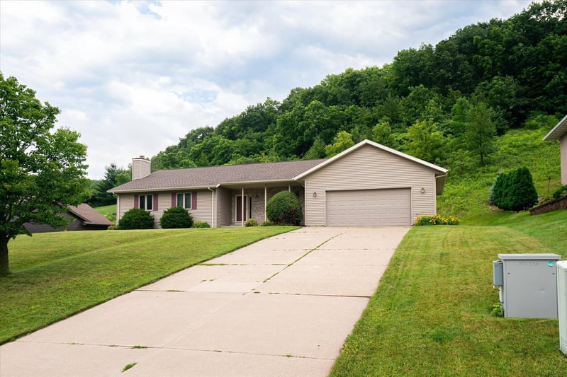 240 Red Apple Dr, La Crescent, MN 55947