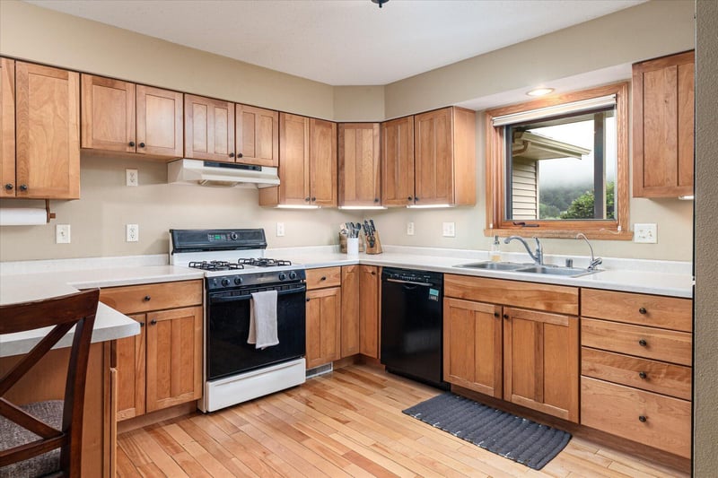 240 Red Apple Dr, La Crescent, MN 55947