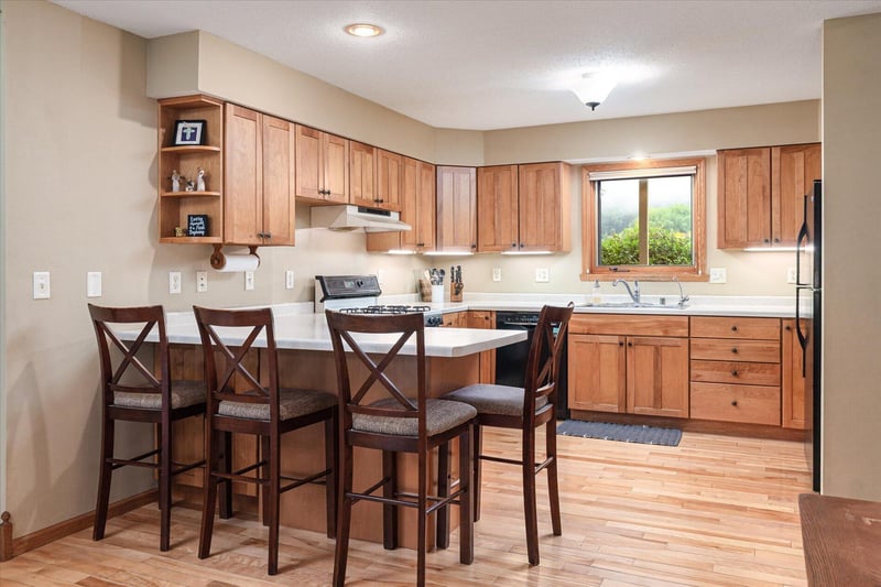 240 Red Apple Dr, La Crescent, MN 55947
