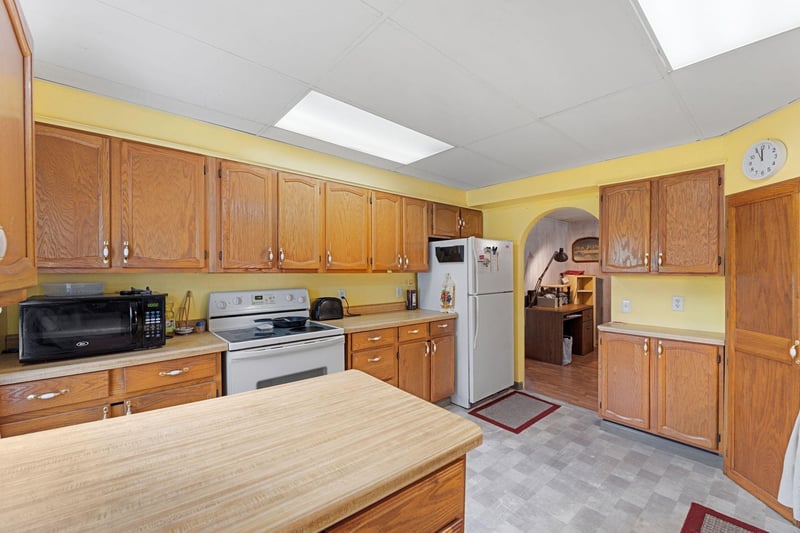 695 N Oak Dr, Vadnais Heights, MN 55127